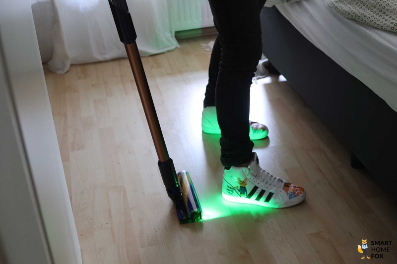 Dyson Gen 5 Detect лазер на свету